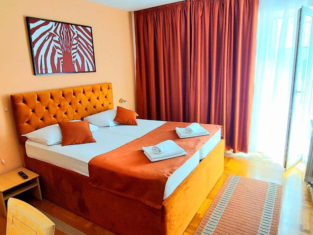 Dvokrevetna soba u Residence Panoliji s bračnim krevetom i terasom